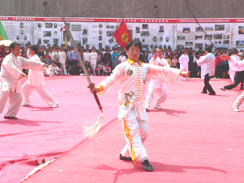 图为参赛选手在“亮剑”