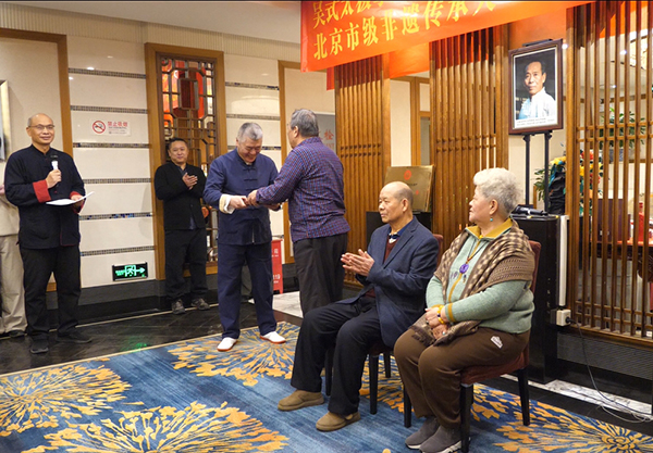 王乃昭向新弟子赠书